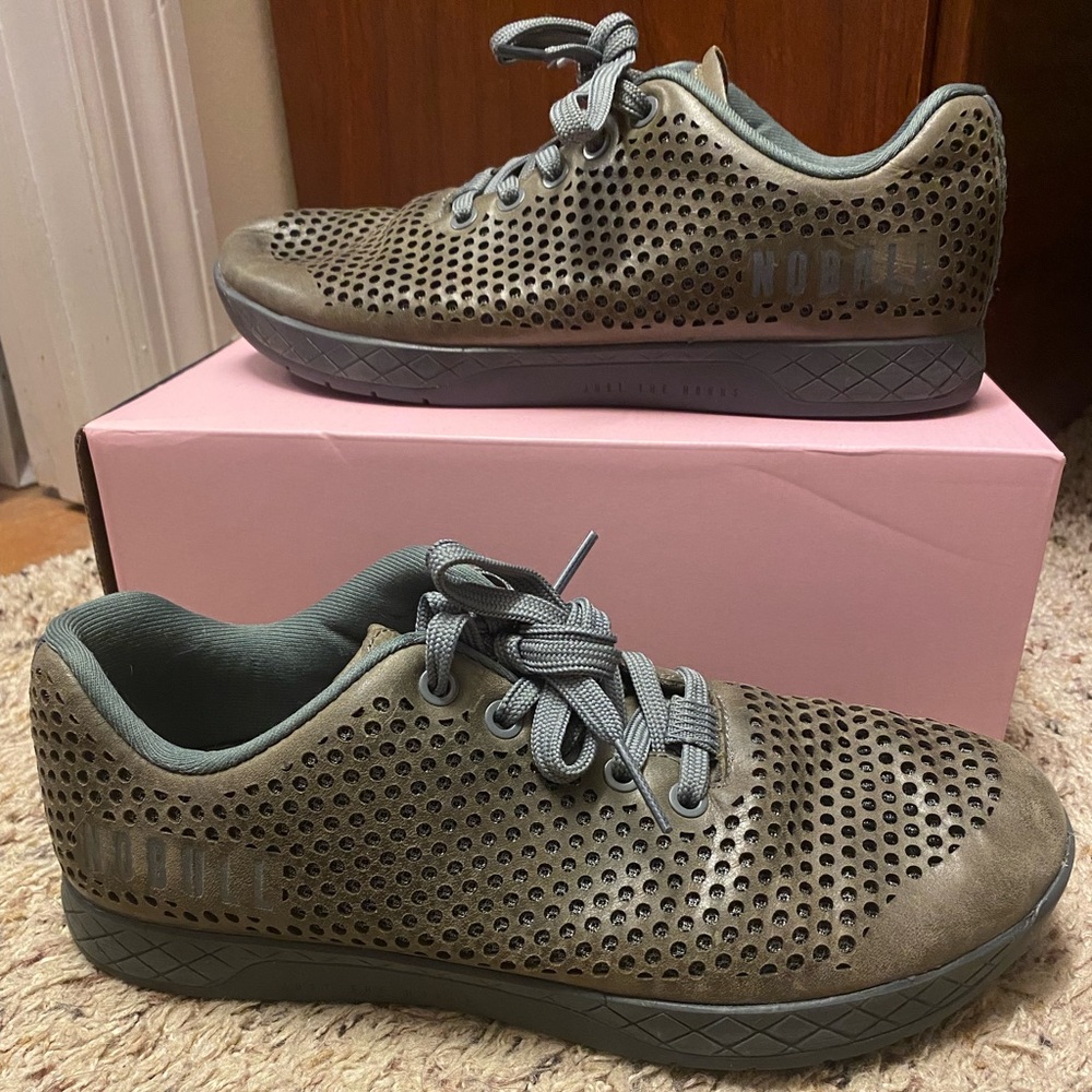 NOBULL LEATHER TRAINER (WOMEN'S) - 9 / NORDIC GREY